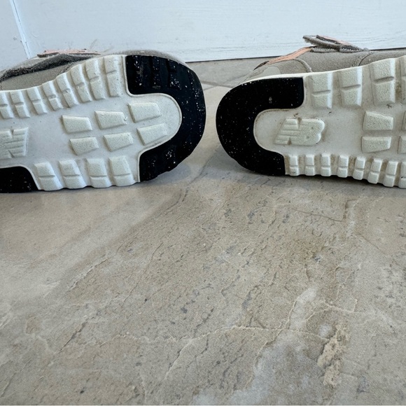 New balance Shoes size 4 - Picture 1 of 3